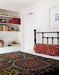 Decor - A bed with a