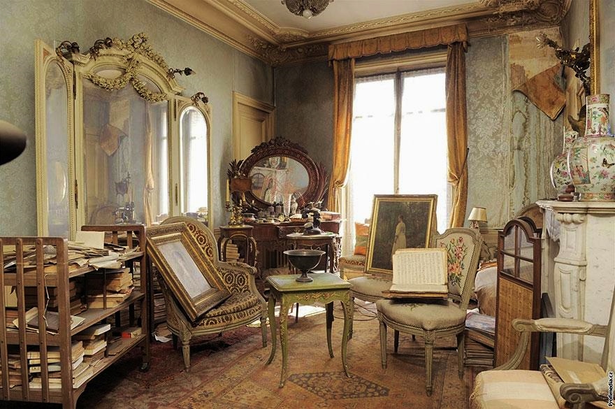 Abandoned Paris apartment of Madame de Florian