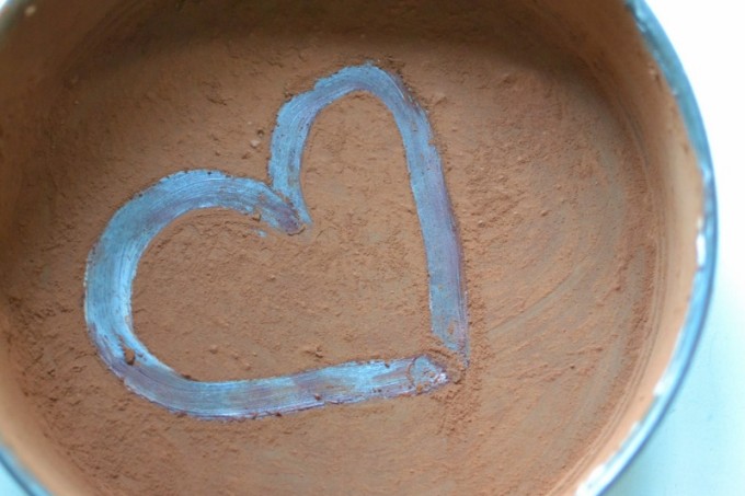 Dust your cake tin with cocoa to stop your chocolate cake from sticking (800x590)