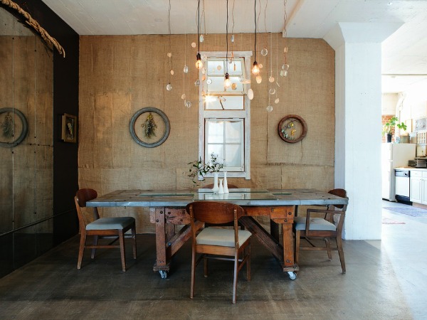 Walls covered in burlap hessian
