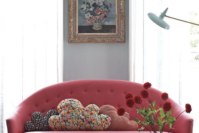 Grey room with pink sofa