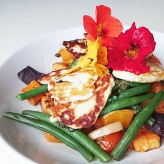  Sunday night treat! Halloumi salad with roasted veg and green beans. #yum 