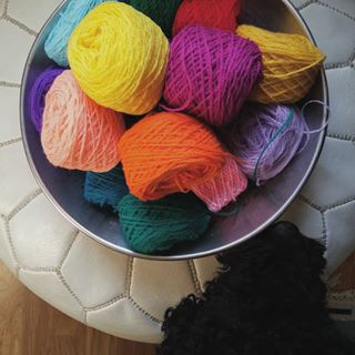  Onyx taking a sneak peek at some of the colourful ingredients for my workshop tonight with the wonderful @nomadsclothing. Very excited to meet @miss_magpie_spy who will be illustrating the evening. 