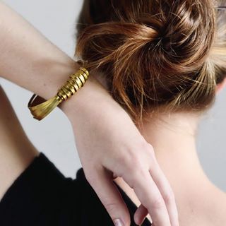  So simple, so beautiful. This bangle is made from hand-cut brass ribbons lovingly shaped by our partner fair trade project in Peru. They work to provide training, employment and a supportive community to women in Lima's slums. This really is a piece that spreads joy wherever it travels. Play your part in this story by choosing it from our shop - just £18.50 and available now (link in profile). 