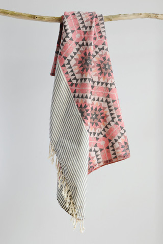 Honeycomb throw: rose pink